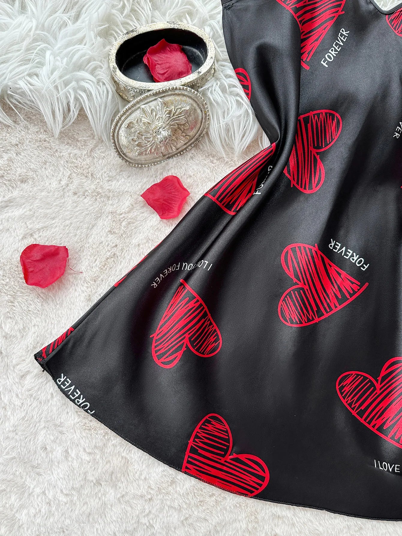 Red lips print satin V-neck nightgown