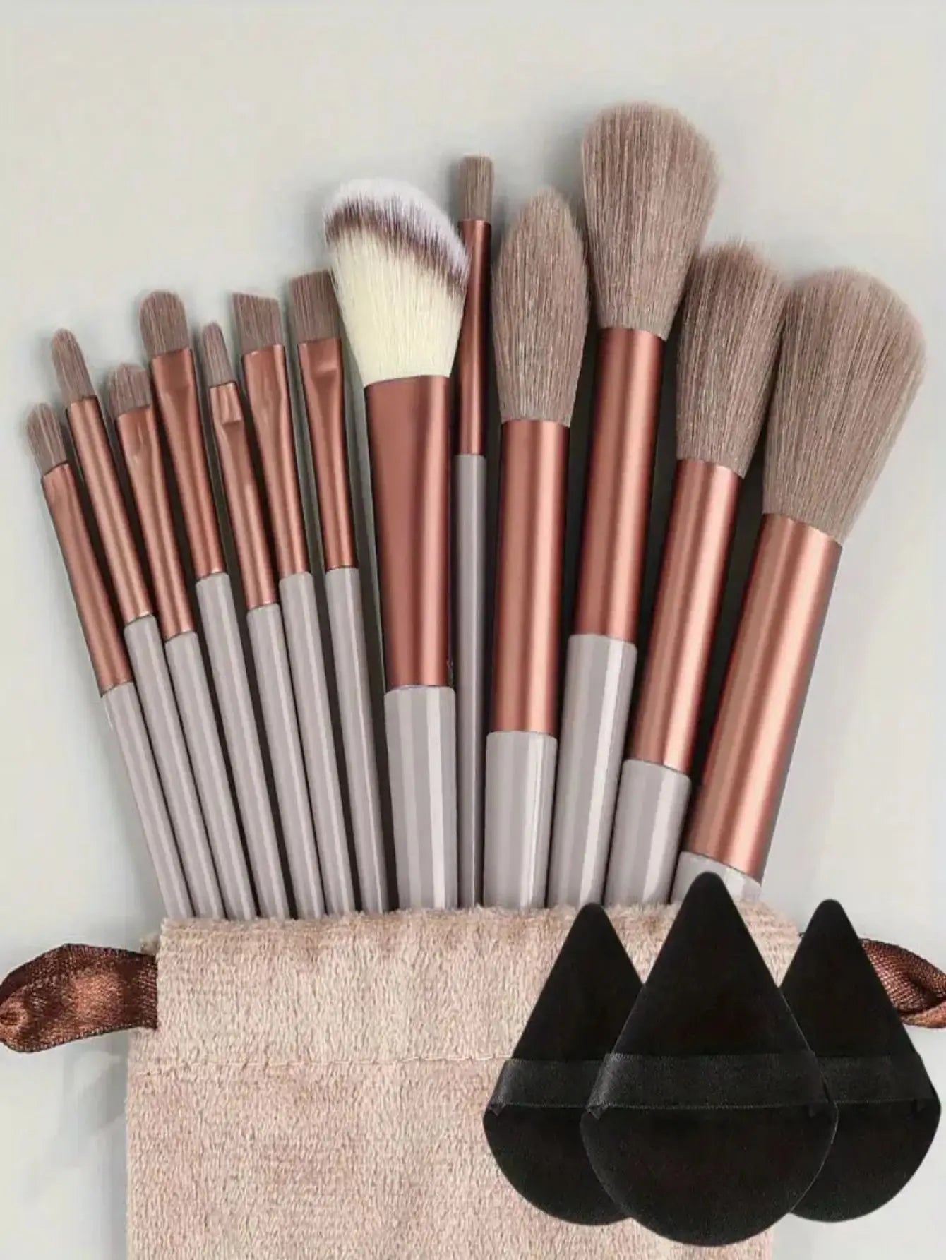 Professional soft and fluffy makeup brushes set cosmetics